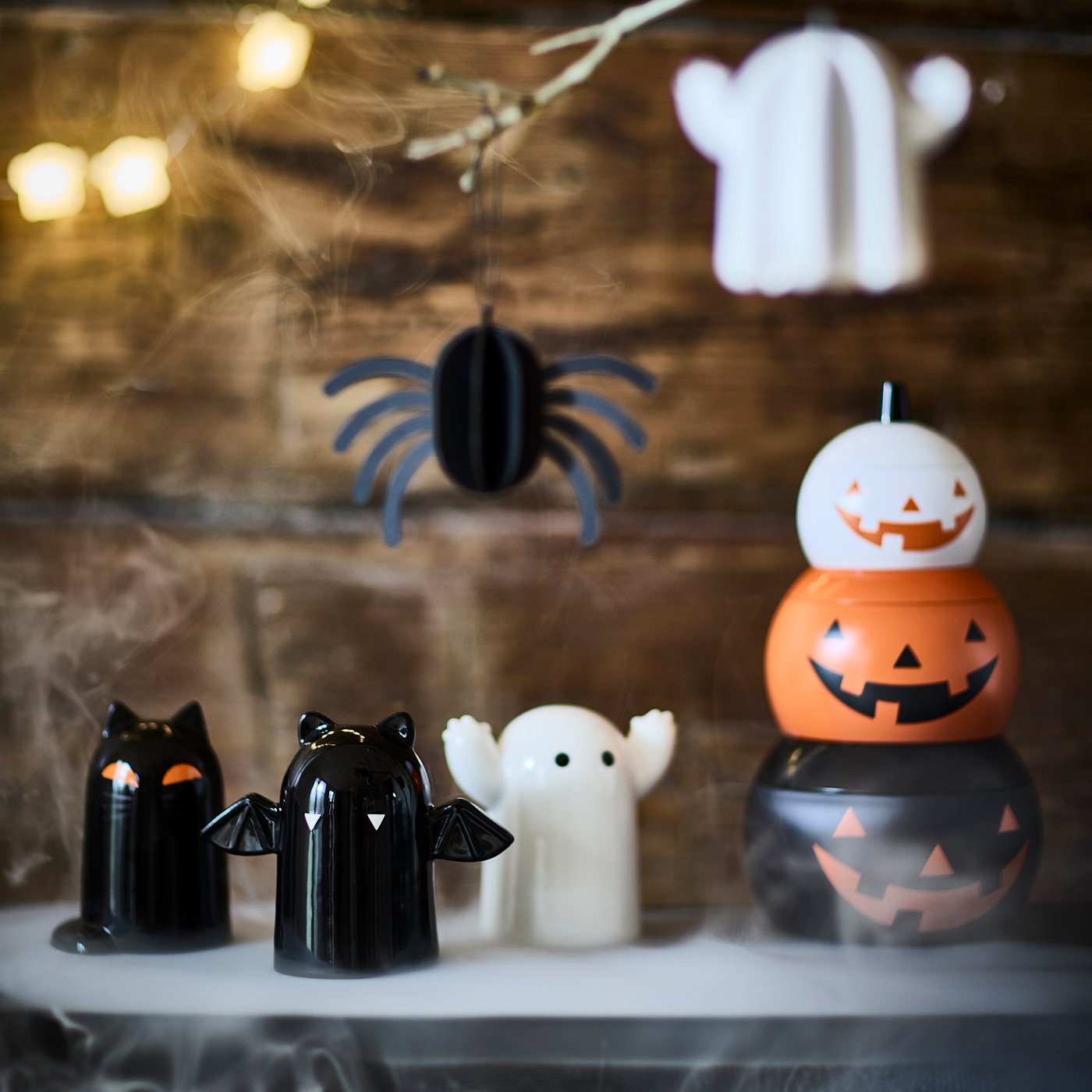 Lauale on välja pandud halloween’i-teemalised kaunistused, sealhulgas pisike kass, kummitus ja nahkhiir, rippuv ämblikukaunistus, valged kummitusekujulised figuurid ning virna laotud kõrvitsakujulised plekkpurgid.